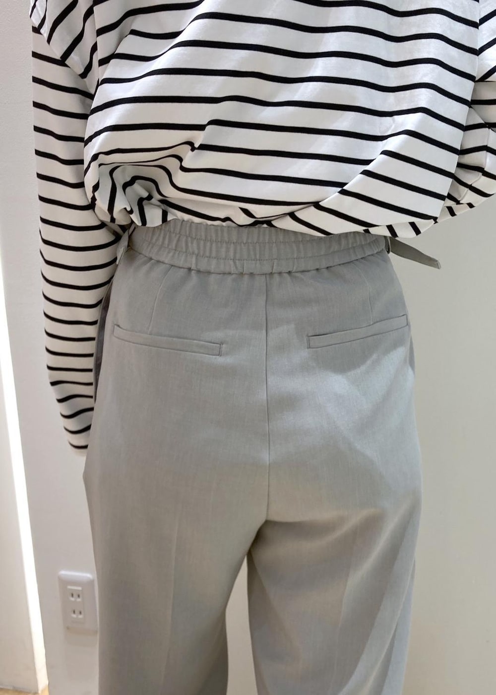 ブラック系のTシャツ/カットソー、ブラウン系のローファー、グリーン系のその他パンツを着用したレディースの冬コーディネートの6枚目の写真