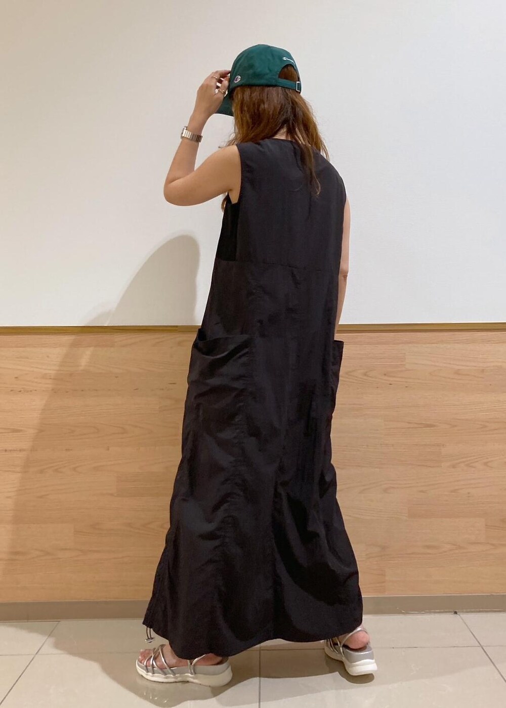 シルバー系のサンダル、ブラック系のワンピース、シルバー系のトートバッグを着用したレディースの夏コーディネートの3枚目の写真