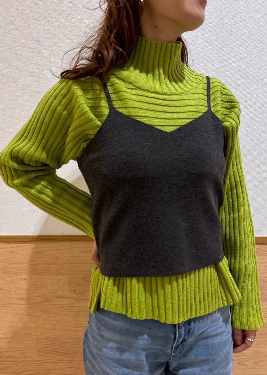 グリーン系のニット/セーター、グレー系のニット/セーター、ブラック系のショルダーバッグを着用したレディースの冬コーディネートの2枚目の写真