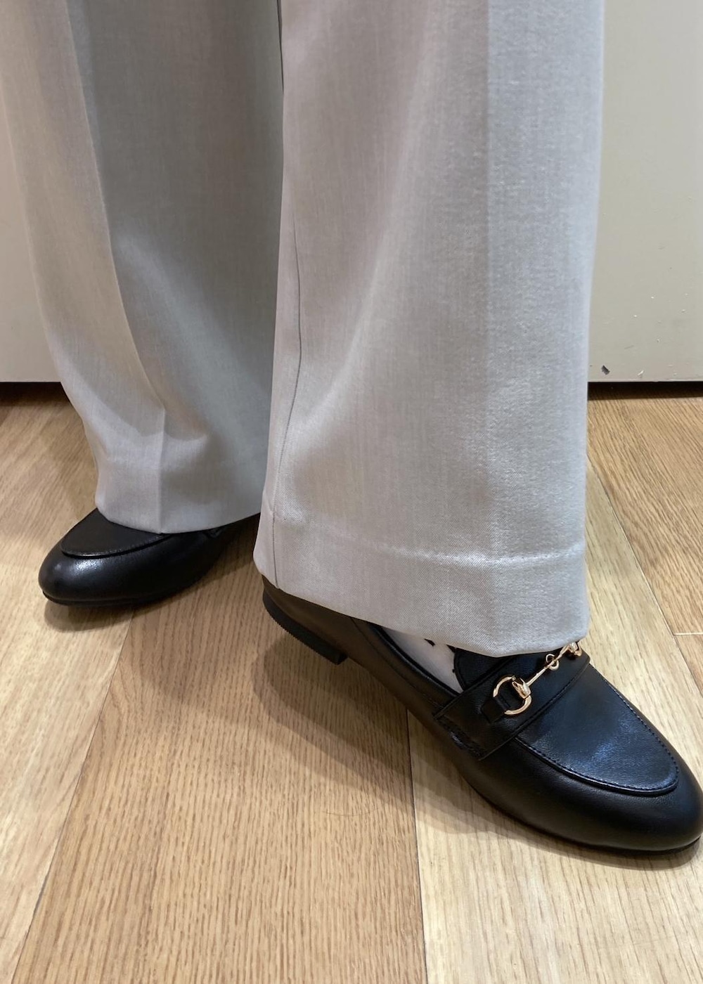 ブラック系のローファー、ブラック系のボストンバッグ、グリーン系のその他パンツを着用したレディースの冬コーディネートの8枚目の写真