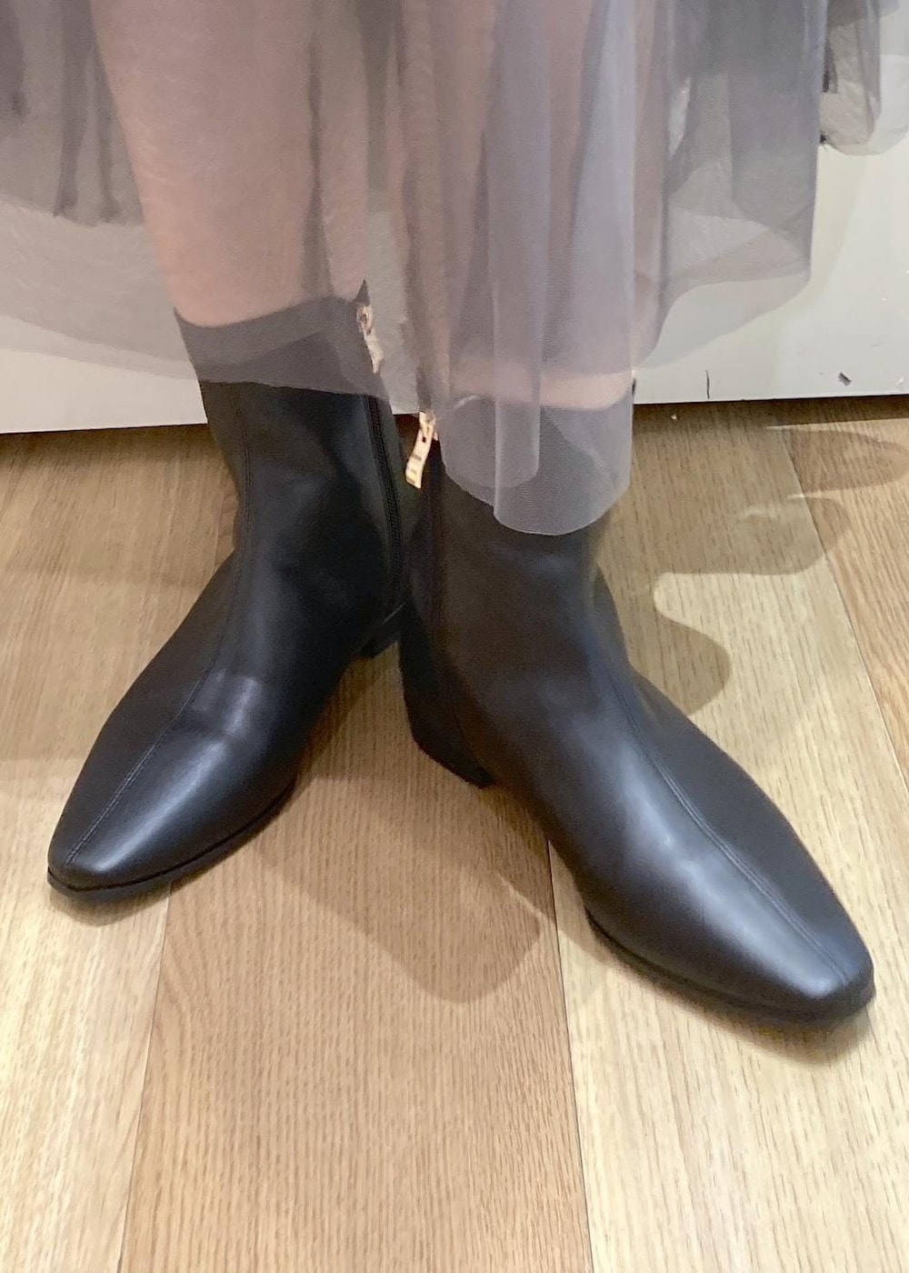 ブルー系のカーディガン/ボレロ、グレー系のスカート、ホワイト系のシャツ/ブラウスを着用したレディースの秋コーディネートの8枚目の写真