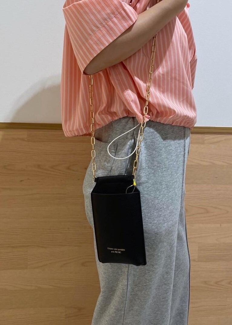 ブラック系のサンダル、ブラック系のショルダーバッグ、グレー系のスウェットパンツを着用したレディースの春コーディネートの3枚目の写真