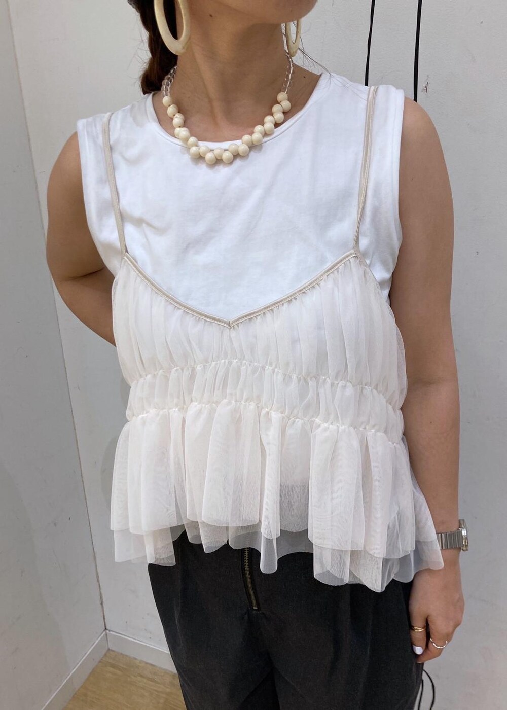 ブラック系のサンダル、ホワイト系のTシャツ/カットソー、イエロー系のショルダーバッグを着用したレディースの夏コーディネートの6枚目の写真