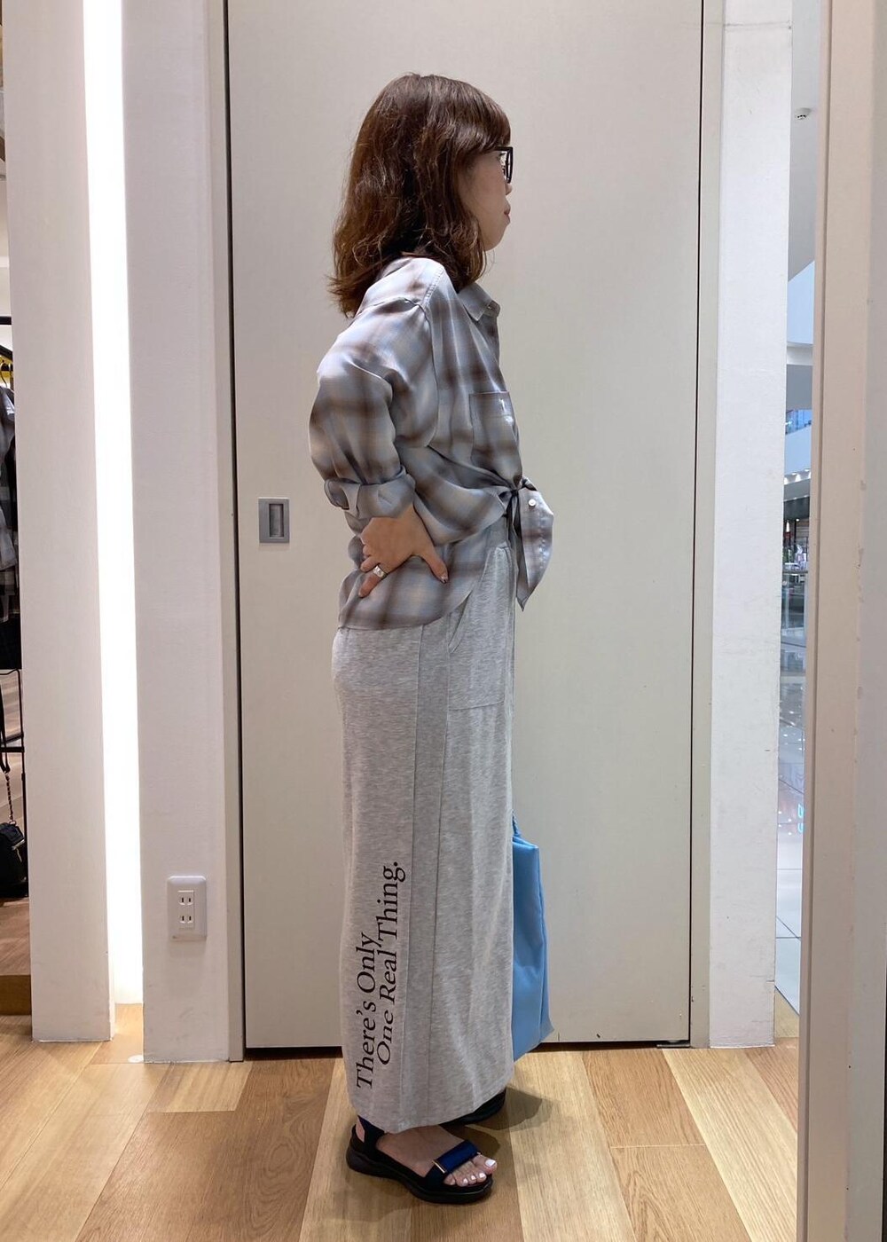 ブルー系のサンダル、ブルー系のシャツ/ブラウス、ブルー系のトートバッグを着用したレディースの夏コーディネートの3枚目の写真