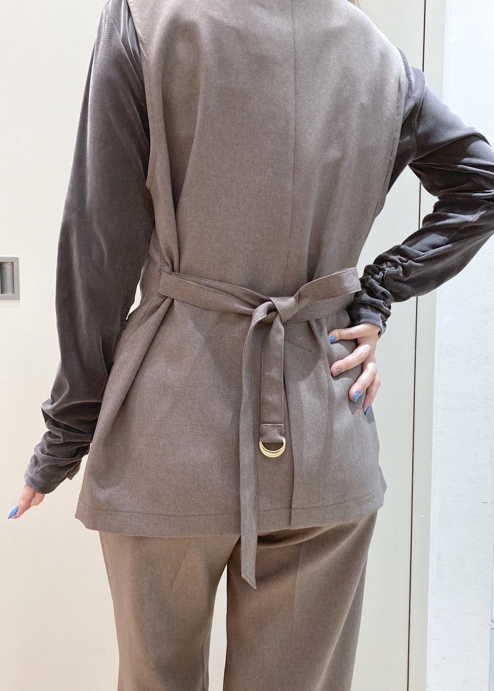 グレー系のTシャツ/カットソー、ベージュ系のその他パンツ、ベージュ系のベストを着用したレディースの秋コーディネートの6枚目の写真