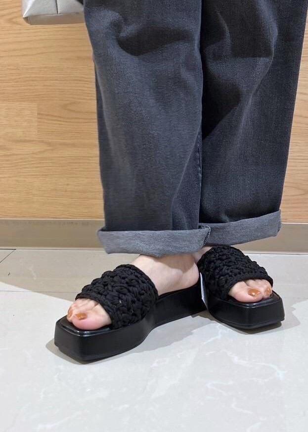 シルバー系のトートバッグ、ベージュ系のTシャツ/カットソー、ブラック系のサンダルを着用したレディースの夏コーディネートの10枚目の写真