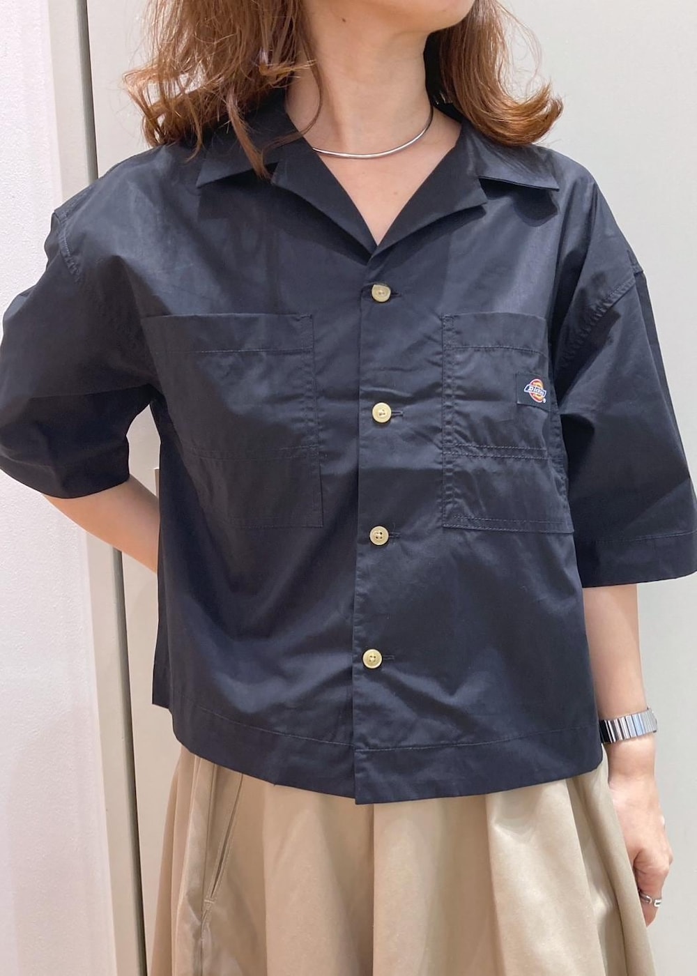 ブラック系のスニーカー、ベージュ系のスカート、ブラック系のシャツ/ブラウスを着用したレディースの夏コーディネートの4枚目の写真