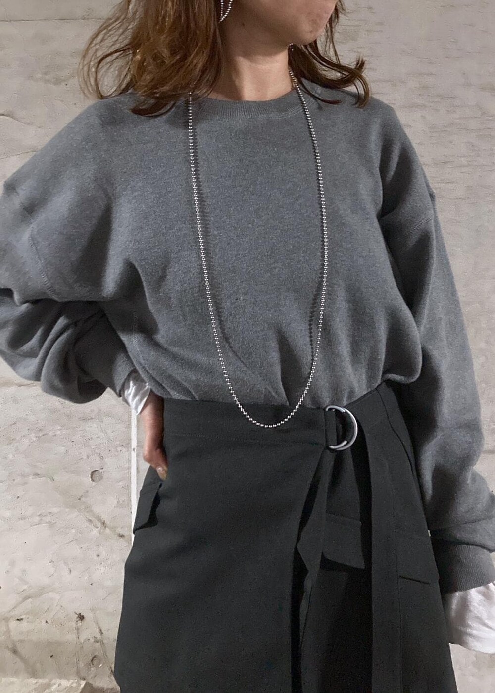 ホワイト系のTシャツ/カットソー、グレー系のその他パンツ、グレー系のニット/セーターを着用したレディースの秋コーディネートの6枚目の写真