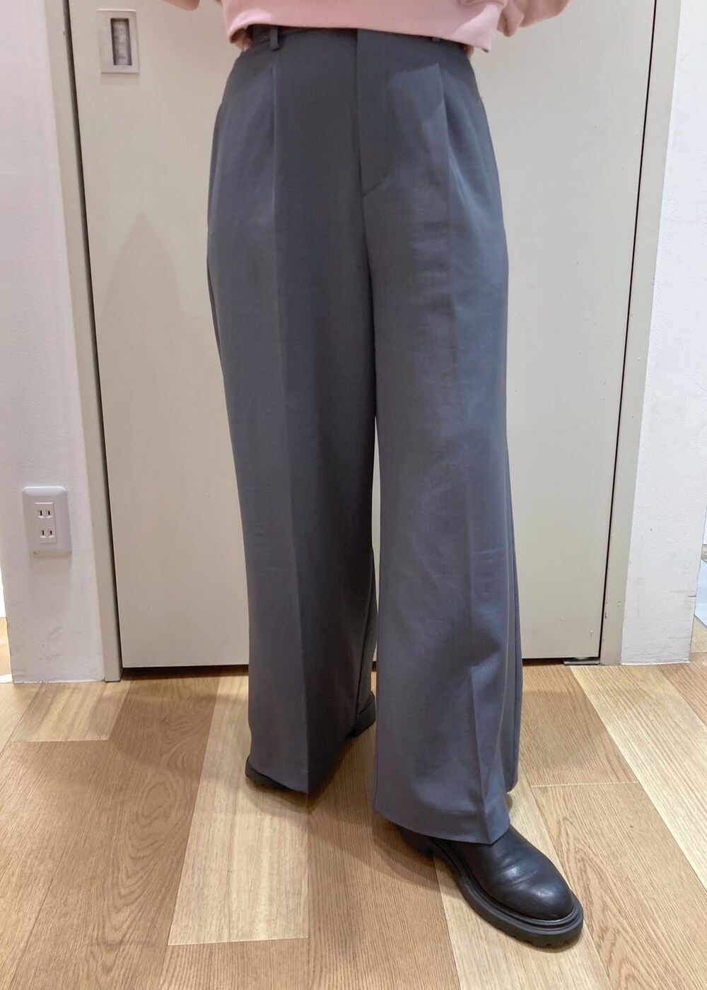 グレー系のその他パンツ、ホワイト系のTシャツ/カットソー、ピンク系のスウェットを着用したレディースの冬コーディネートの6枚目の写真