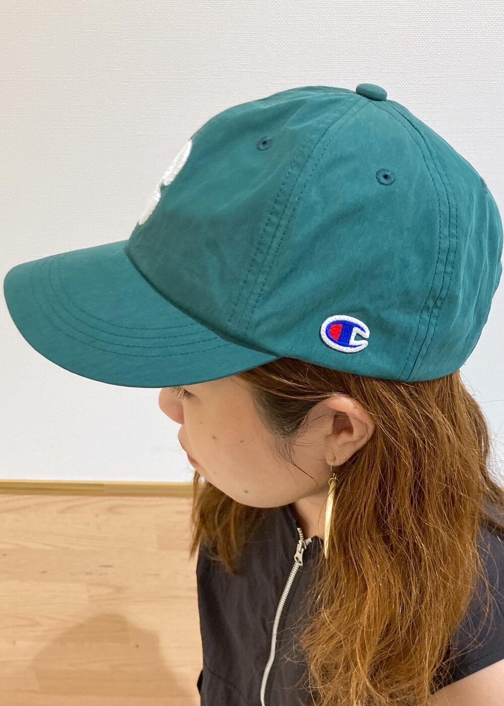 シルバー系のサンダル、ブラック系のワンピース、シルバー系のトートバッグを着用したレディースの夏コーディネートの8枚目の写真