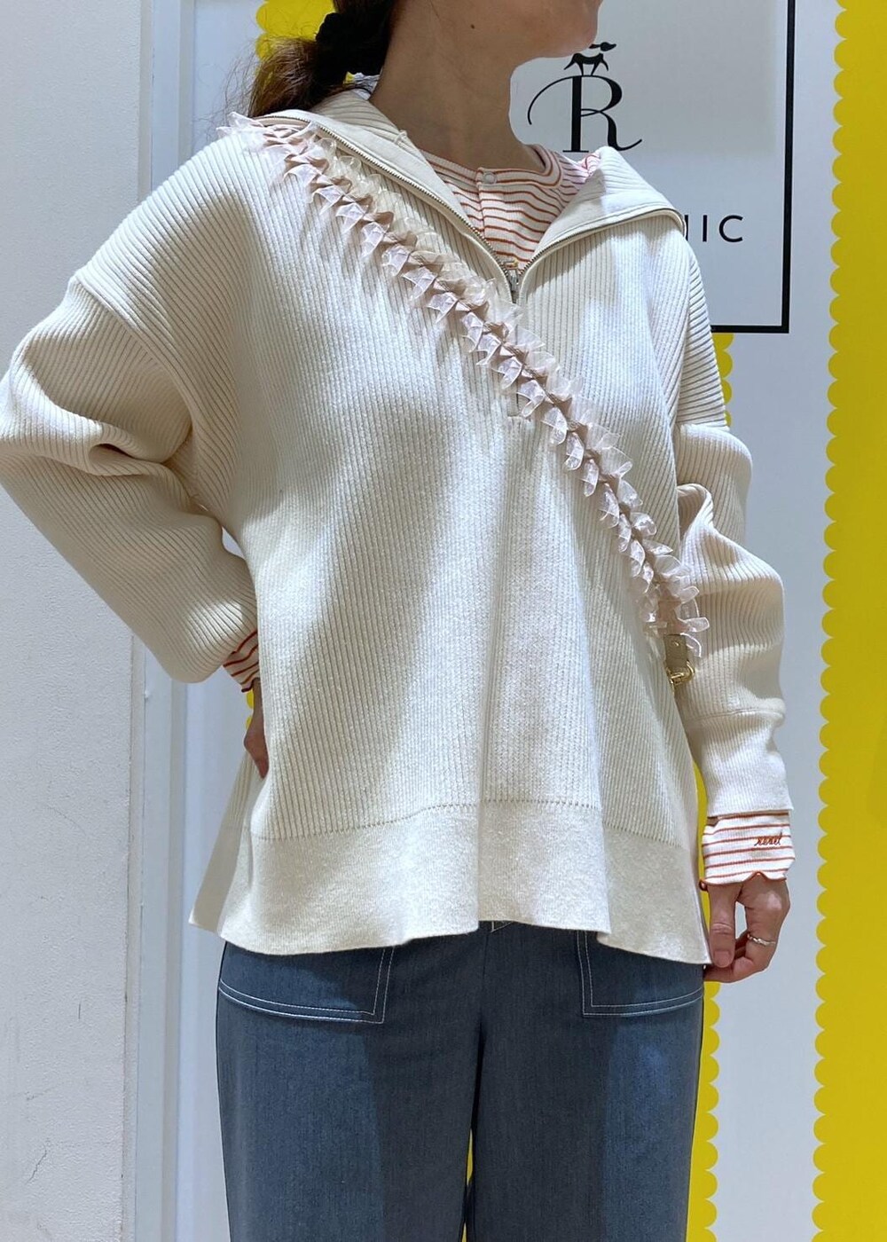 オレンジ系のカーディガン/ボレロ、ブルー系のその他パンツ、ブラック系のローファーを着用したレディースの春コーディネートの2枚目の写真