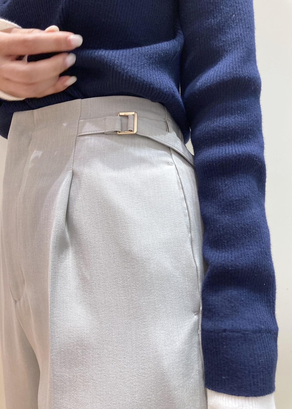 ブラック系のローファー、ブラック系のボストンバッグ、グリーン系のその他パンツを着用したレディースの冬コーディネートの5枚目の写真