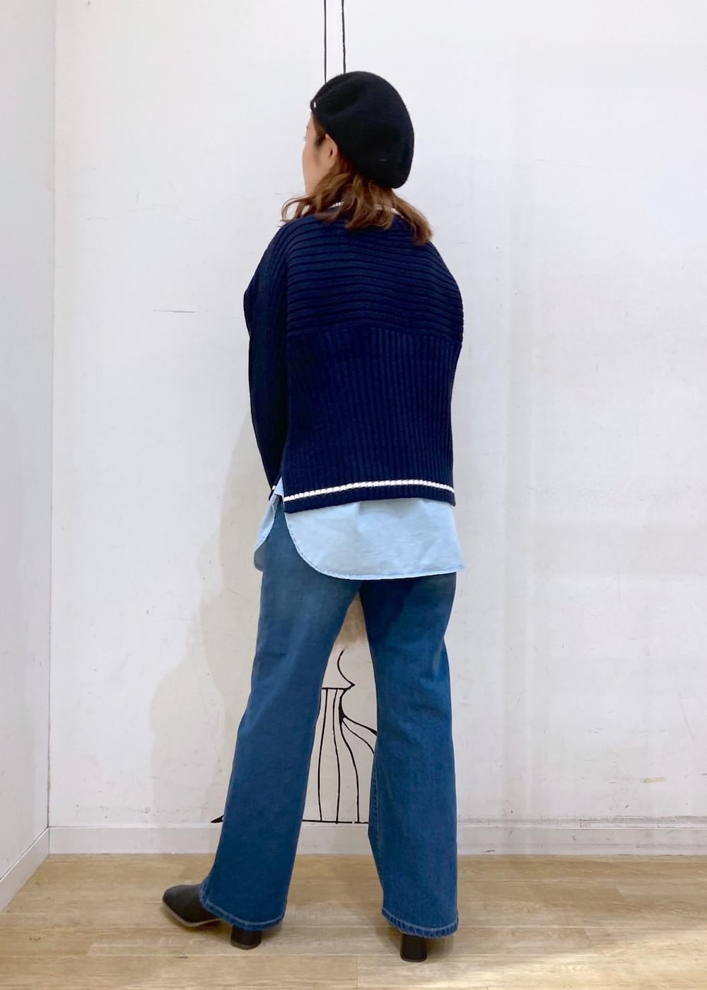 ブルー系のシャツ/ブラウス、ブルー系のニット/セーター、ブラック系のブーツを着用したレディースの秋コーディネートの4枚目の写真