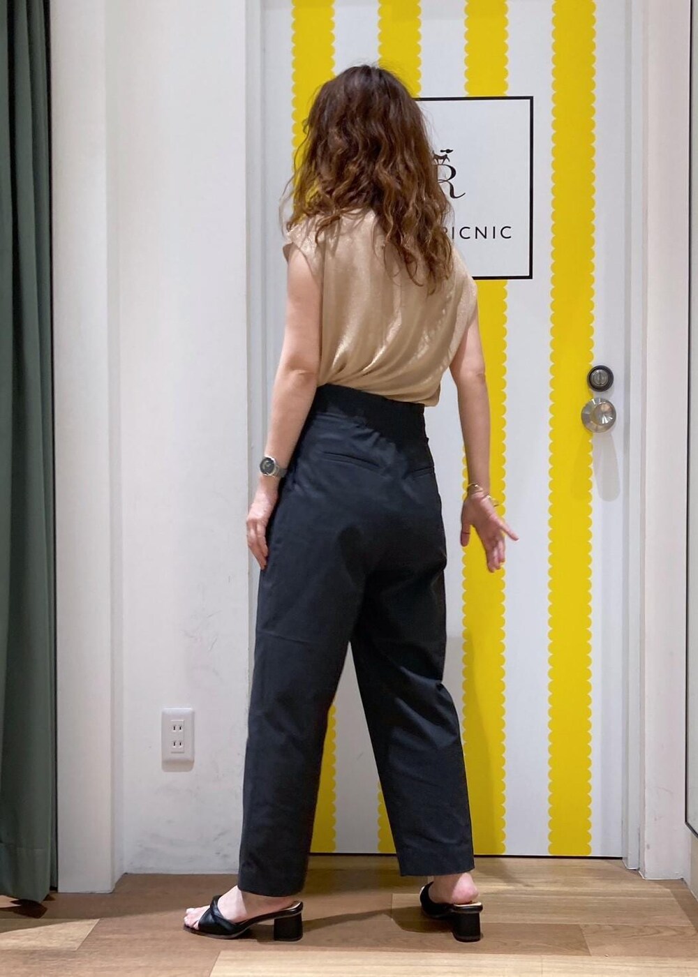 ブラック系のサンダル、ブラック系のショルダーバッグ、グレー系のその他パンツを着用したレディースの夏コーディネートの6枚目の写真