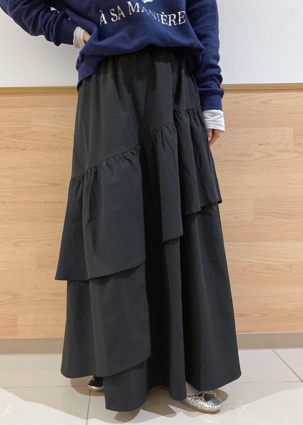 グレー系のその他アウター、ホワイト系のTシャツ/カットソー、ブルー系のスウェットを着用したレディースの秋コーディネートの8枚目の写真