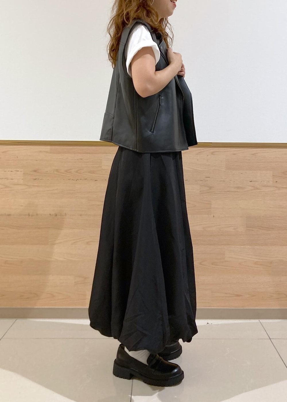 ブラック系のローファー、レッド系のトートバッグ、ホワイト系のTシャツ/カットソーを着用したレディースの秋コーディネートの3枚目の写真