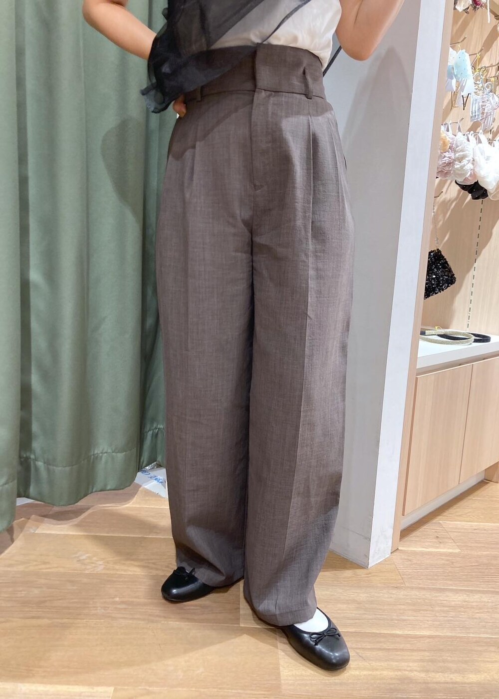 ベージュ系のTシャツ/カットソー、ブラウン系のその他パンツ、グレー系のショルダーバッグを着用したレディースの夏コーディネートの3枚目の写真