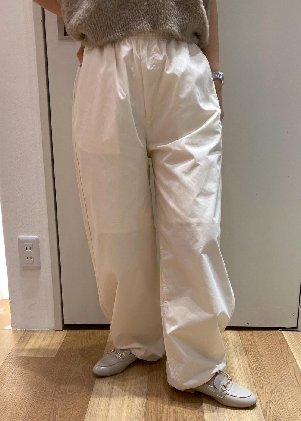 ベージュ系のローファー、ブラウン系のショルダーバッグ、ベージュ系のベストを着用したレディースの夏コーディネートの6枚目の写真