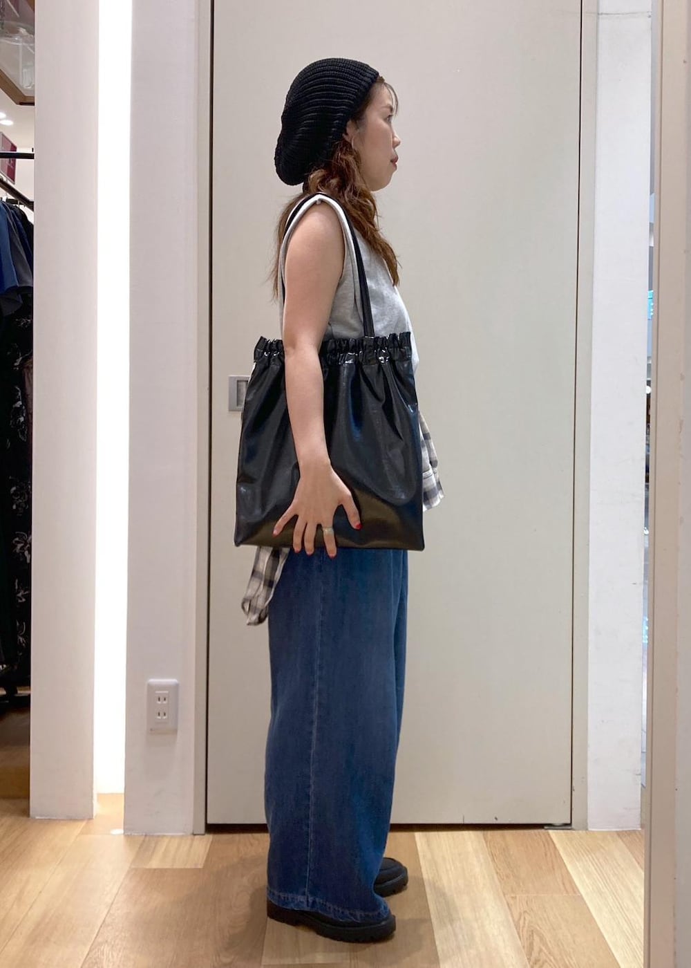 ホワイト系のシャツ/ブラウス、グレー系のTシャツ/カットソー、ブルー系のデニムパンツを着用したレディースの夏コーディネートの2枚目の写真