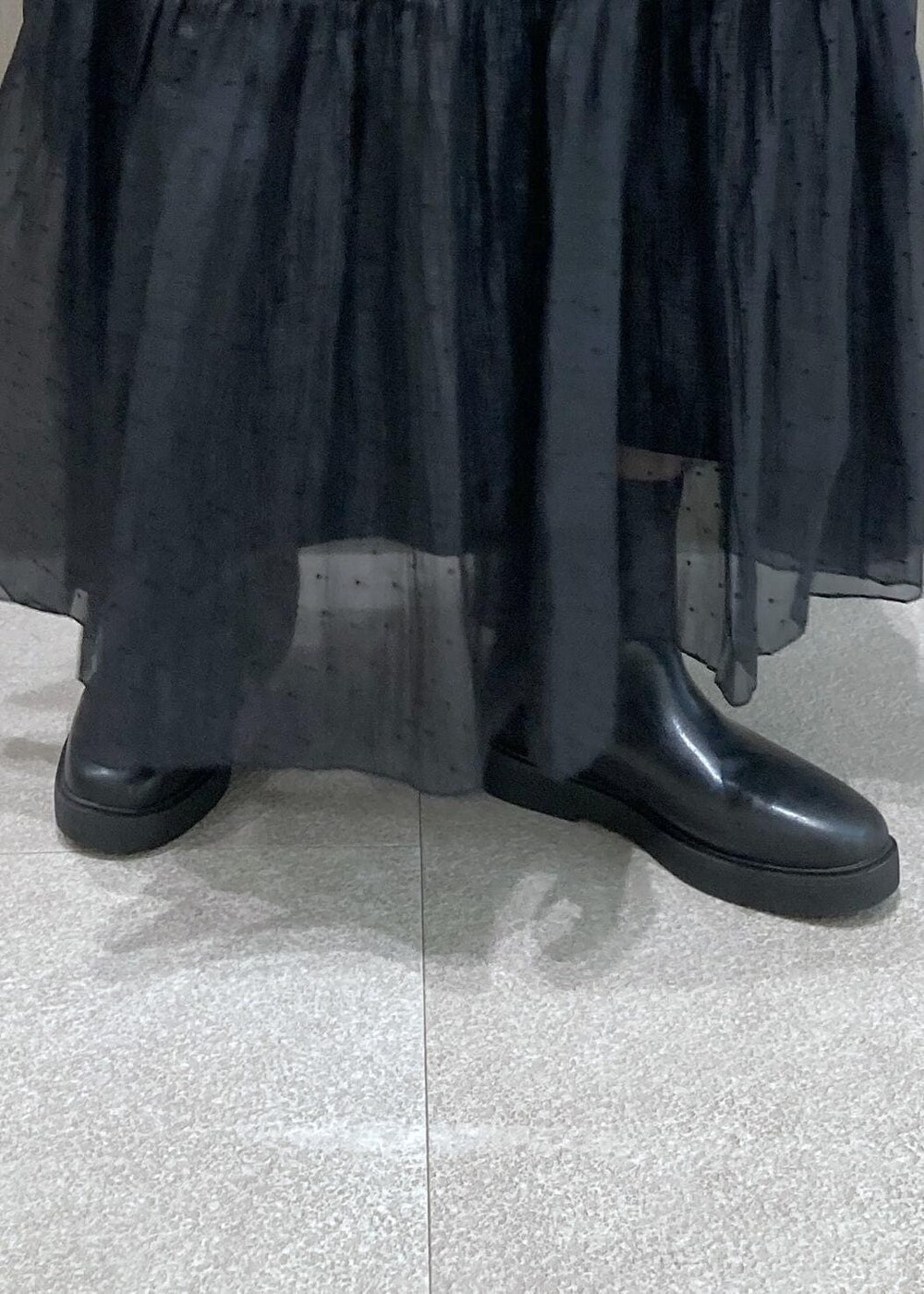 ブラック系のブーツ、ブラック系のトートバッグ、ピンク系のニット/セーターを着用したレディースの冬コーディネートの7枚目の写真