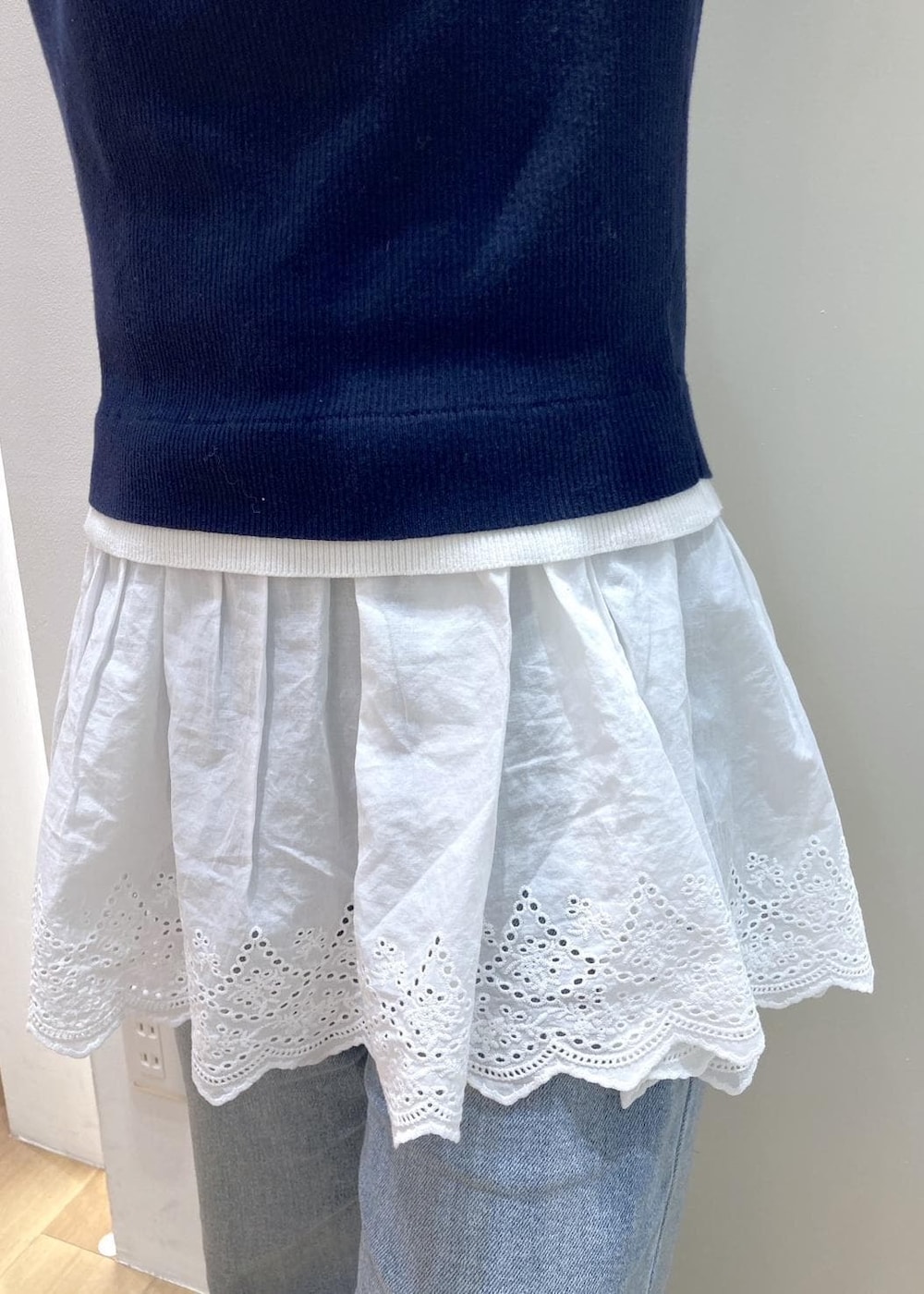 ブルー系のデニムパンツ、ホワイト系のボストンバッグ、ブルー系のニット/セーターを着用したレディースの冬コーディネートの6枚目の写真