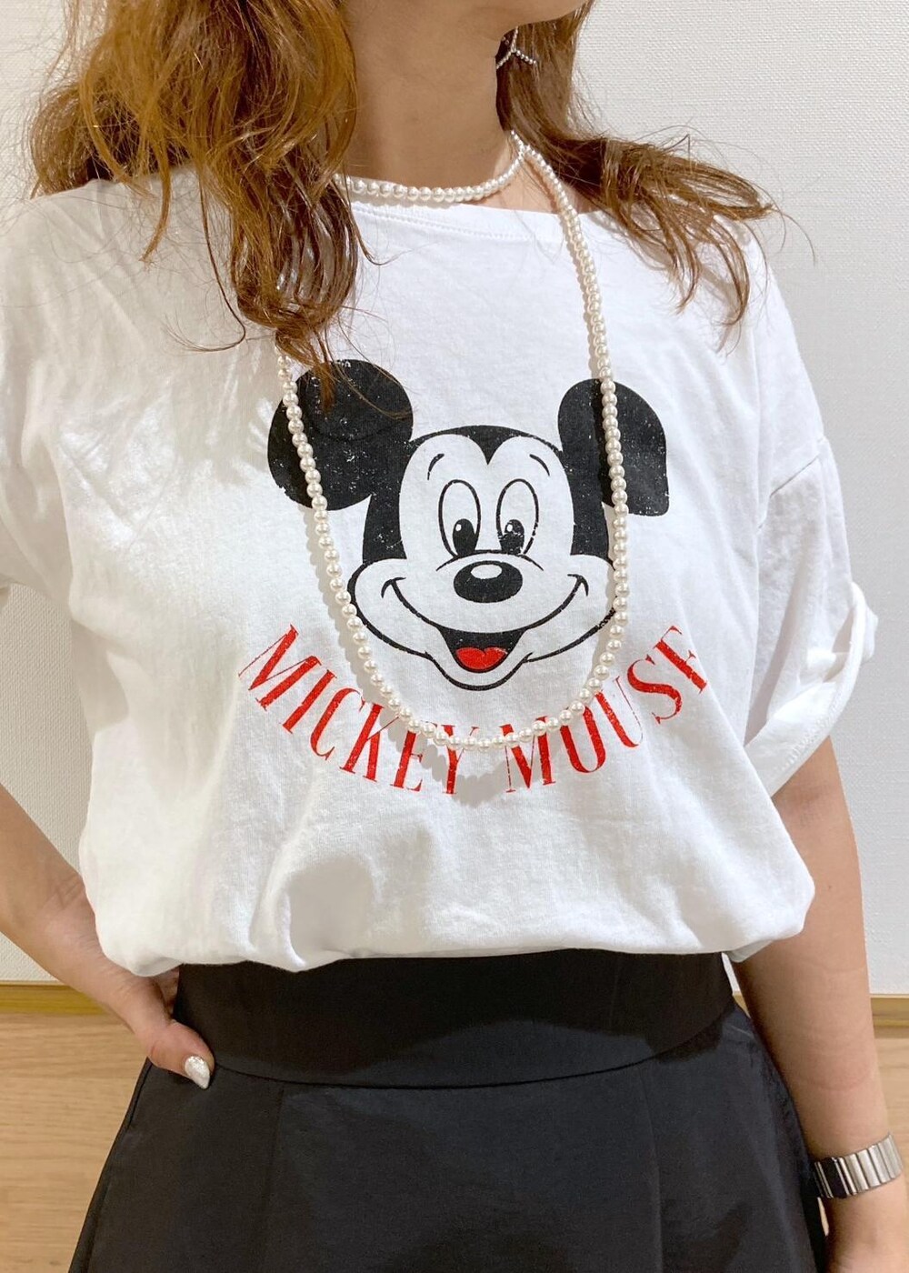 ブラック系のローファー、レッド系のトートバッグ、ホワイト系のTシャツ/カットソーを着用したレディースの秋コーディネートの5枚目の写真