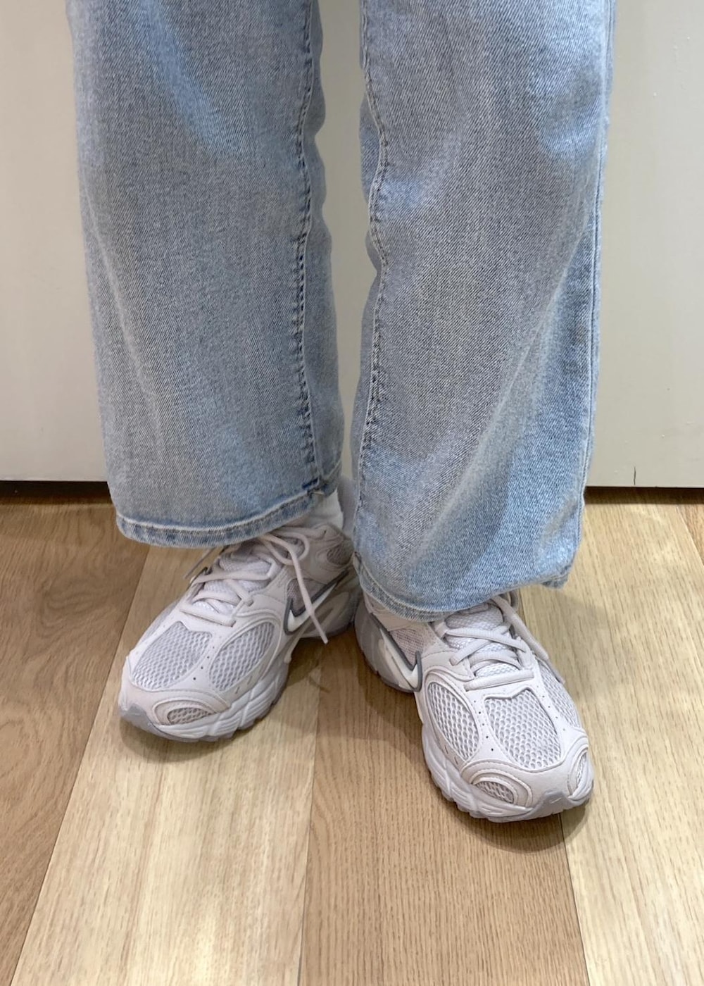 ブルー系のデニムパンツ、ホワイト系のボストンバッグ、ブルー系のニット/セーターを着用したレディースの冬コーディネートの8枚目の写真