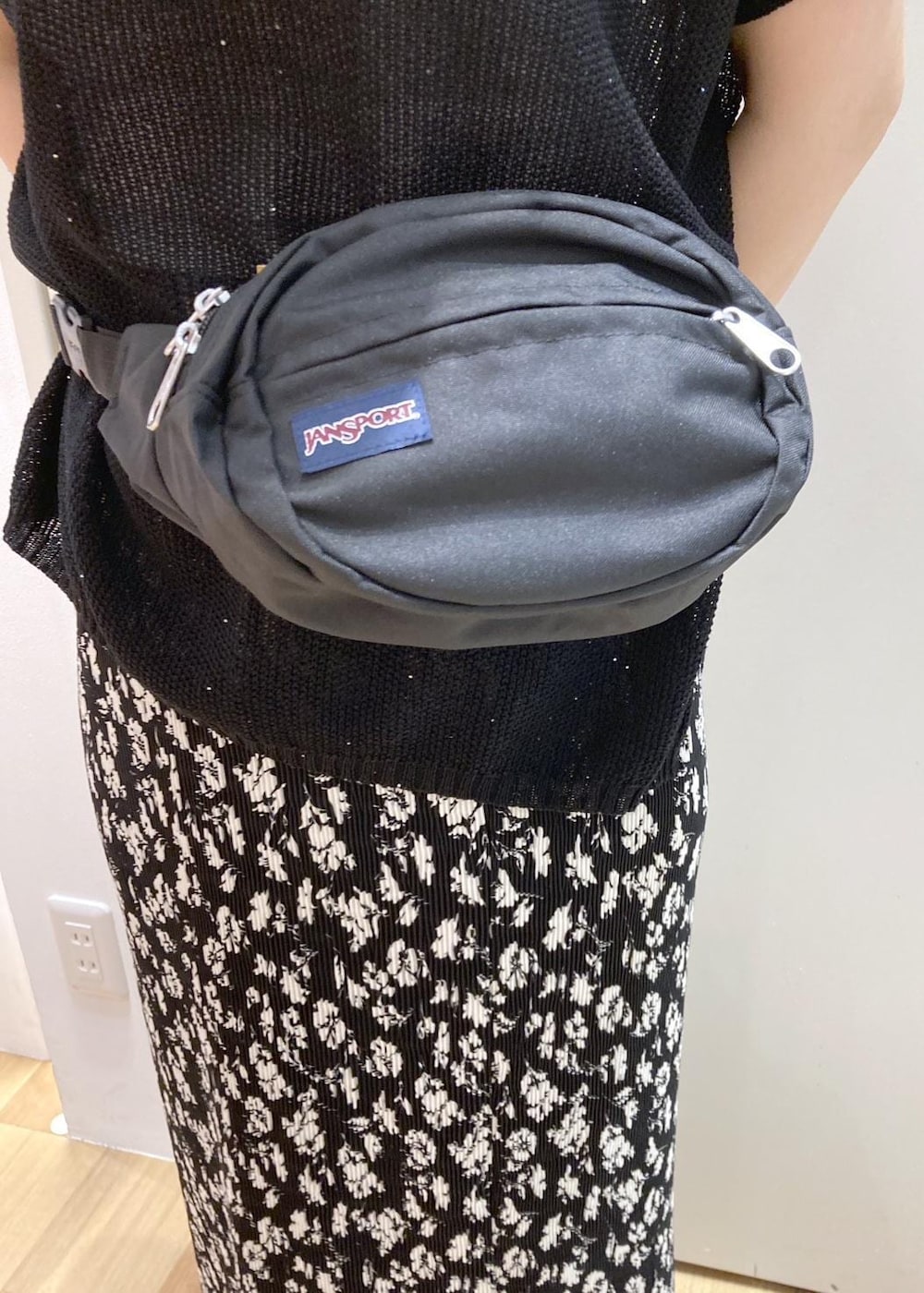 ブラック系のスカート、ブラック系のサンダル、ブラック系のニット/セーターを着用したレディースの夏コーディネートの8枚目の写真