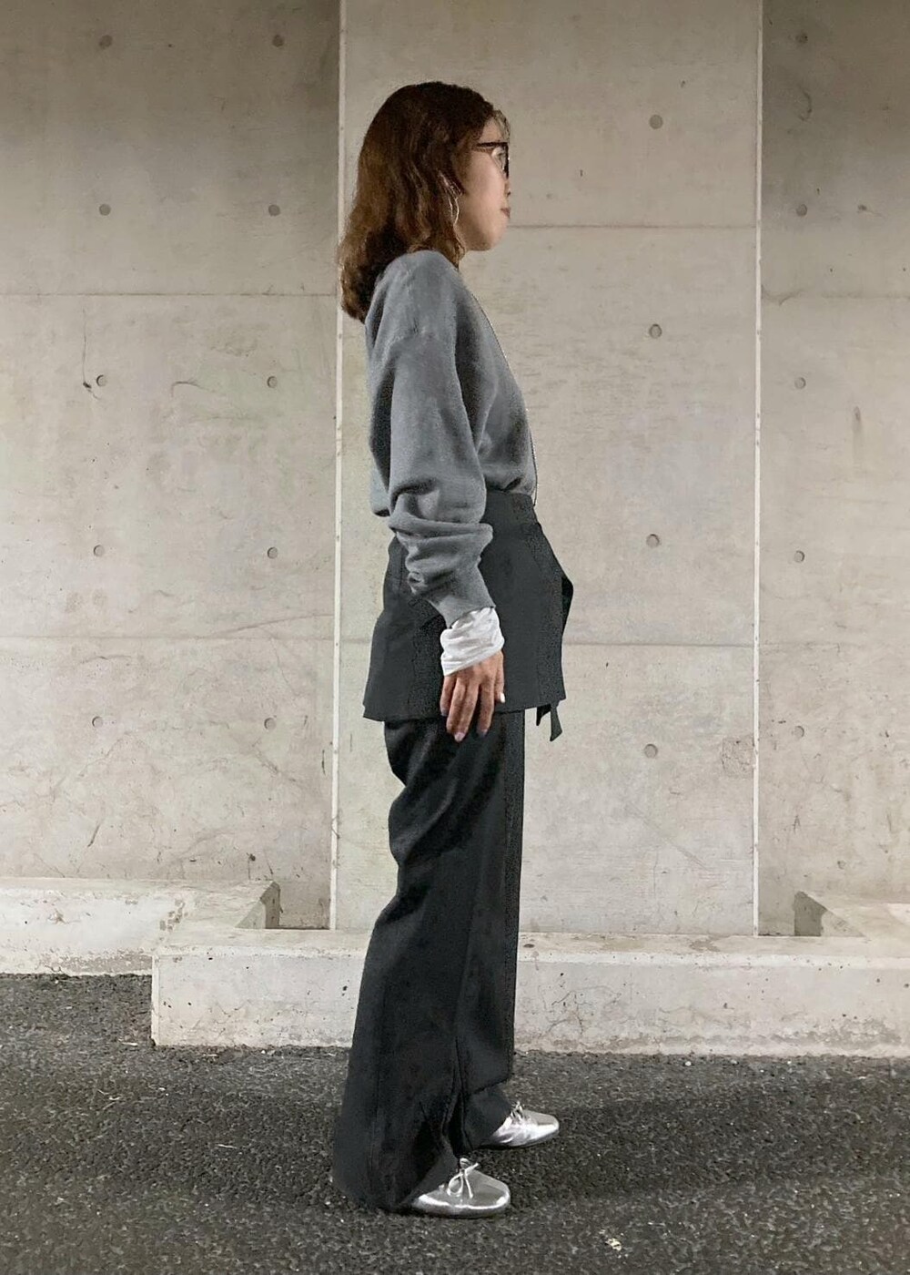 ホワイト系のTシャツ/カットソー、グレー系のその他パンツ、グレー系のニット/セーターを着用したレディースの秋コーディネートの3枚目の写真