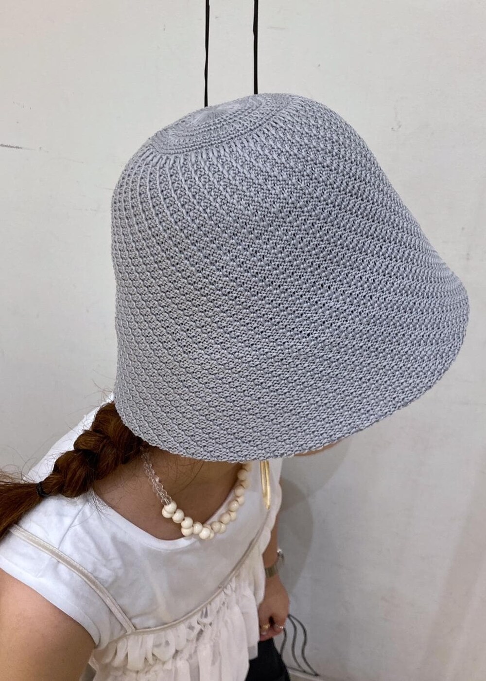 ブラック系のサンダル、ホワイト系のTシャツ/カットソー、イエロー系のショルダーバッグを着用したレディースの夏コーディネートの9枚目の写真