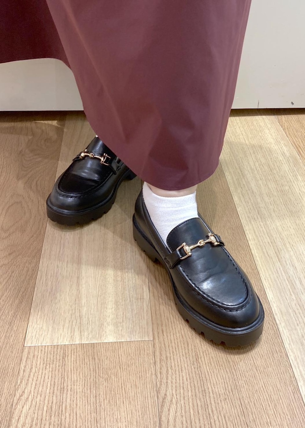 ブラック系のトートバッグ、ブラック系のローファー、レッド系のワンピースを着用したレディースの夏コーディネートの8枚目の写真