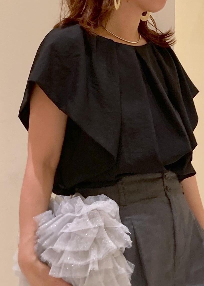 グレー系のショルダーバッグ、ブラック系のパンプス、ブラック系のシャツ/ブラウスを着用したレディースの夏コーディネートの5枚目の写真