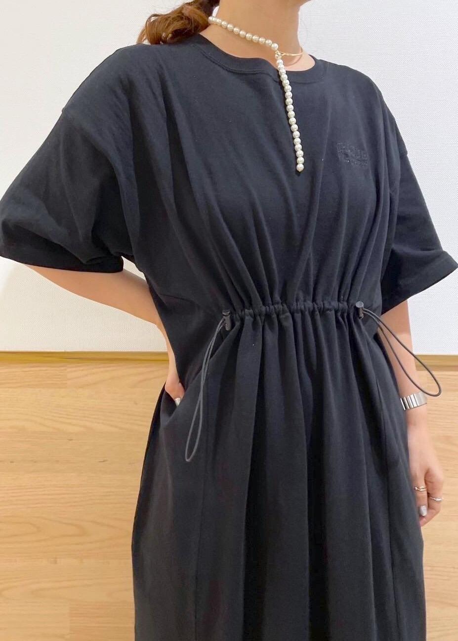 ブラウン系のテーラードジャケット、ブラック系のハンドバッグ、ブラック系のワンピースを着用したレディースの秋コーディネートの8枚目の写真