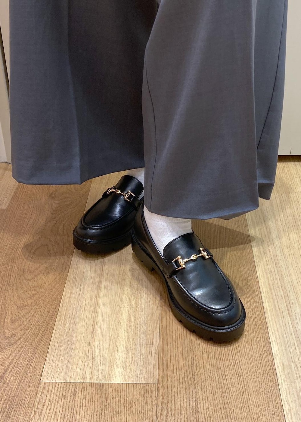 ブラック系のカーディガン/ボレロ、ブルー系のその他アウター、ホワイト系のTシャツ/カットソーを着用したレディースの秋コーディネートの7枚目の写真