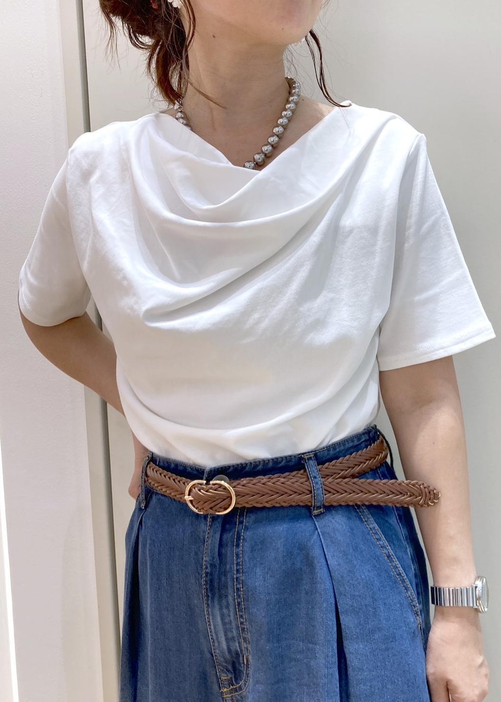 ブラウン系のパンプス、イエロー系のトートバッグ、ブルー系のデニムパンツを着用したレディースの夏コーディネートの4枚目の写真