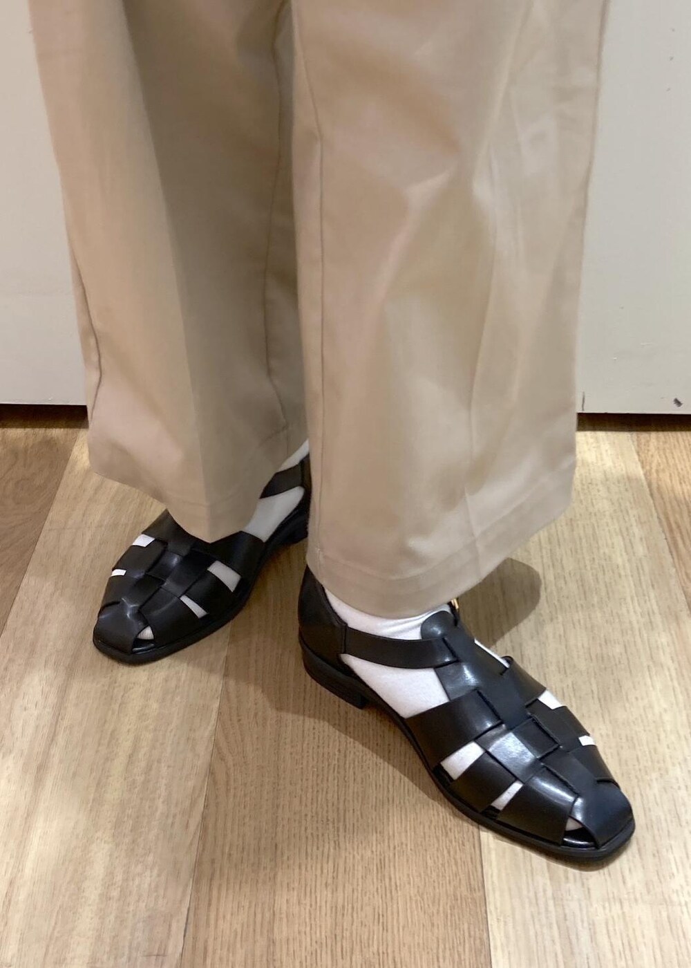 ベージュ系のチノパンツ、ブラック系のサンダル、ホワイト系のショルダーバッグを着用したレディースの春コーディネートの8枚目の写真