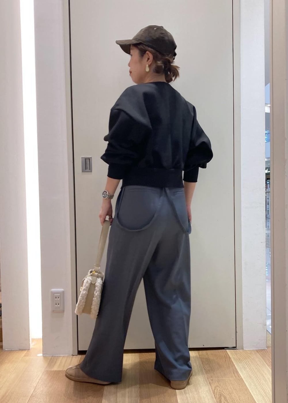 グレー系のその他パンツ、ブラック系のカーディガン/ボレロ、ベージュ系のショルダーバッグを着用したレディースの秋コーディネートの3枚目の写真