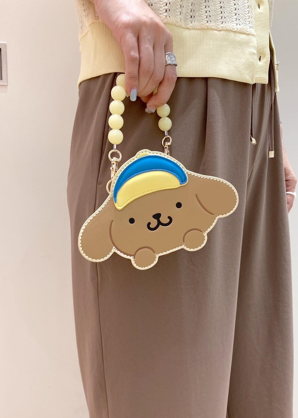 ホワイト系のサンダル、ブラウン系のその他パンツ、イエロー系のショルダーバッグを着用したレディースの夏コーディネートの5枚目の写真