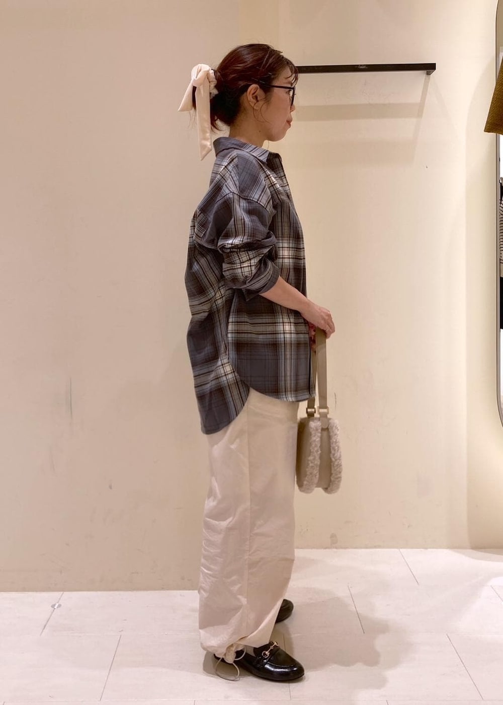 ホワイト系のその他パンツ、ブラック系のローファー、グレー系のシャツ/ブラウスを着用したレディースの秋コーディネートの2枚目の写真