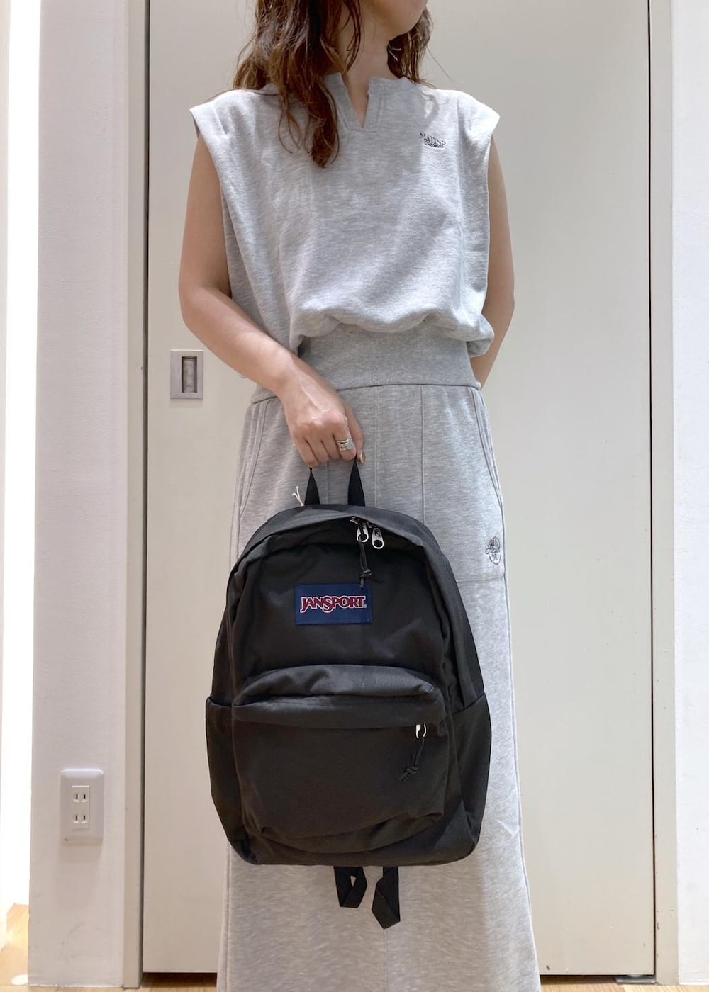 ブラック系のサンダル、グレー系のスカート、グレー系のTシャツ/カットソーを着用したレディースの夏コーディネートの8枚目の写真