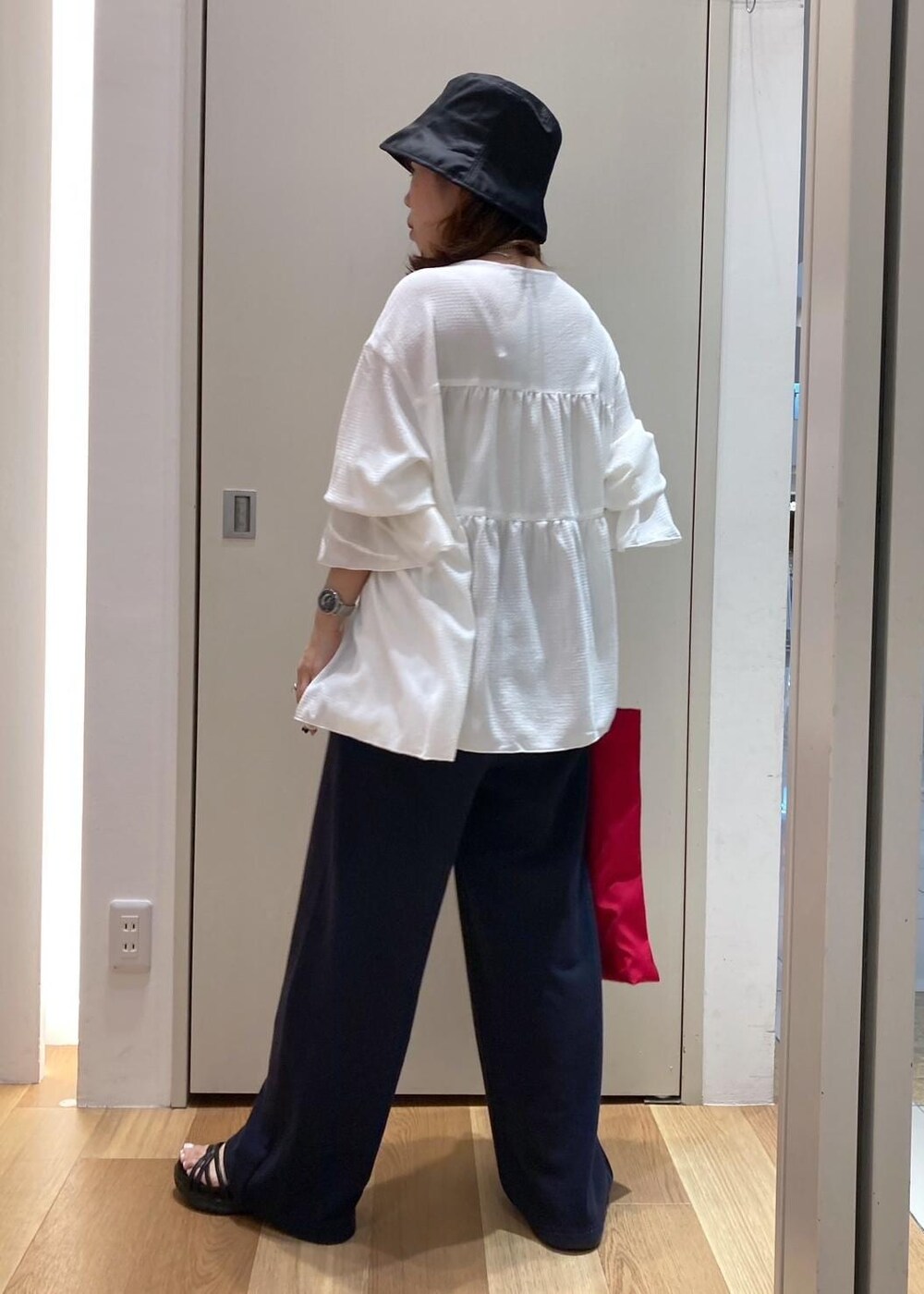 ブルー系のその他パンツ、ブラック系のサンダル、ホワイト系のシャツ/ブラウスを着用したレディースの夏コーディネートの4枚目の写真