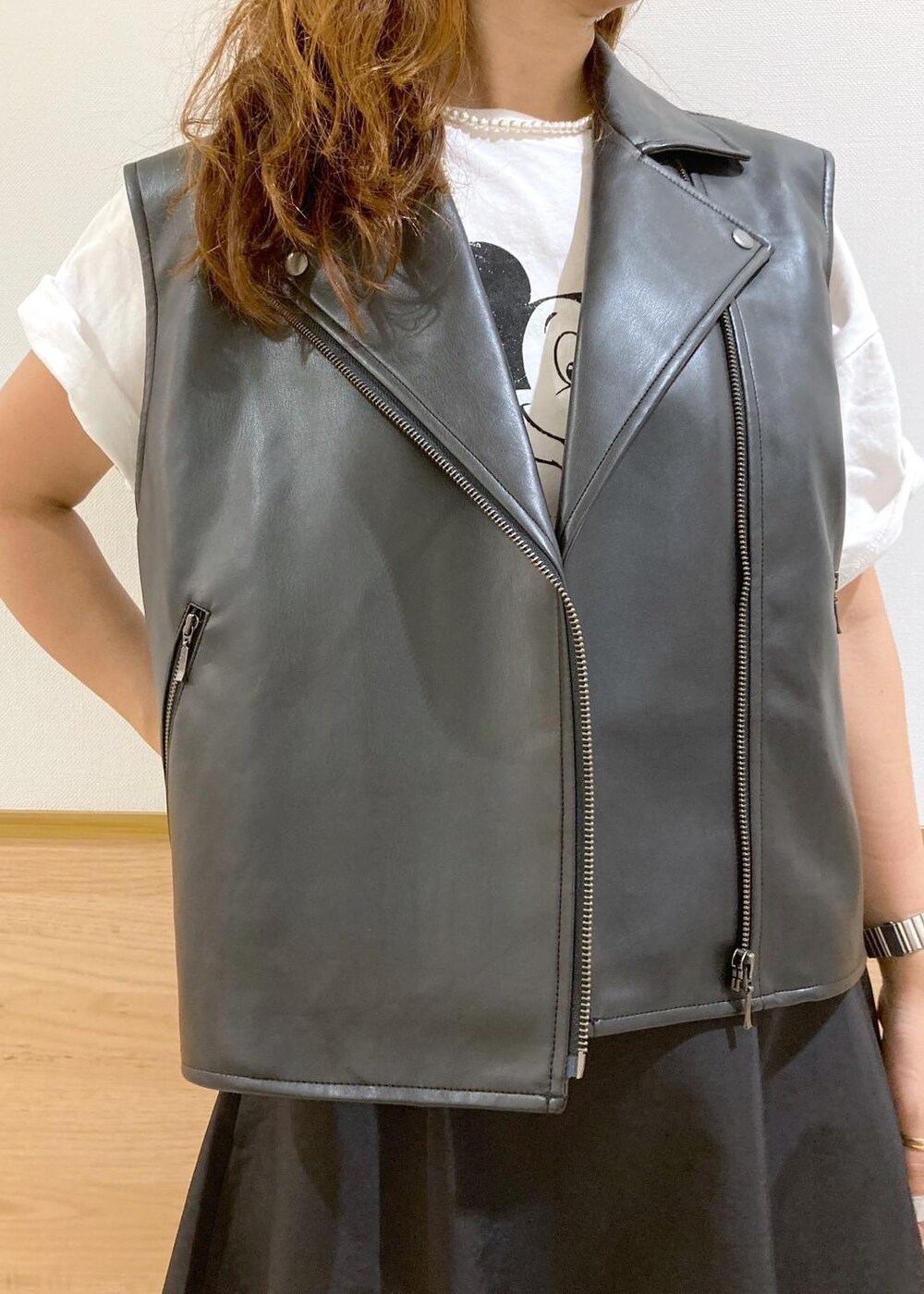 ブラック系のローファー、レッド系のトートバッグ、ホワイト系のTシャツ/カットソーを着用したレディースの秋コーディネートの8枚目の写真