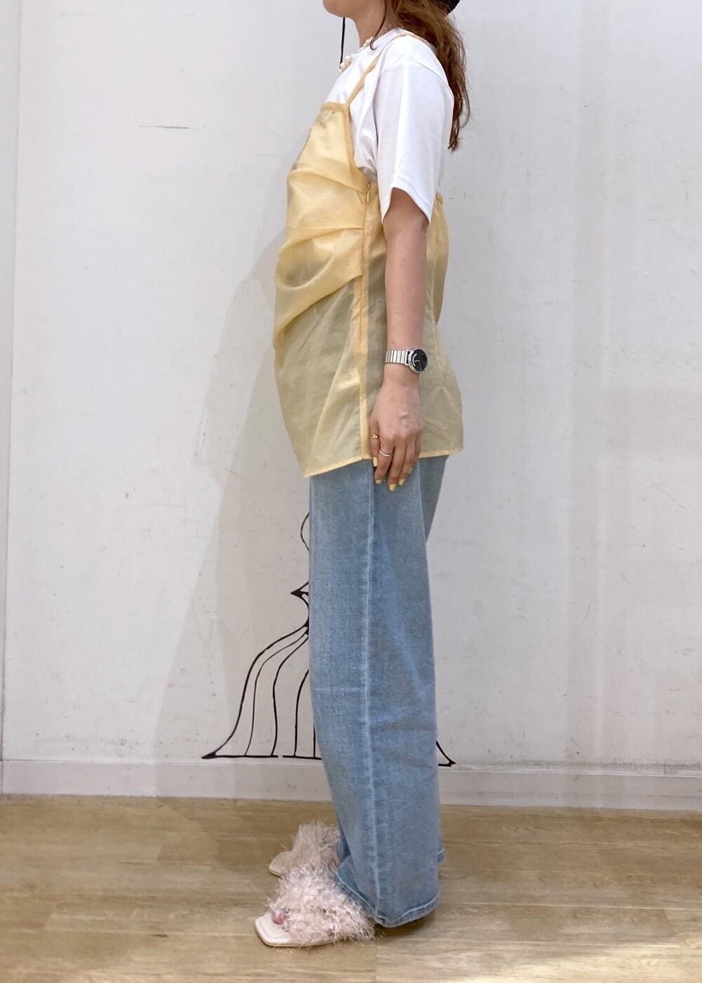 ホワイト系のTシャツ/カットソー、ベージュ系のサンダル、オレンジ系のベストを着用したレディースの夏コーディネートの4枚目の写真