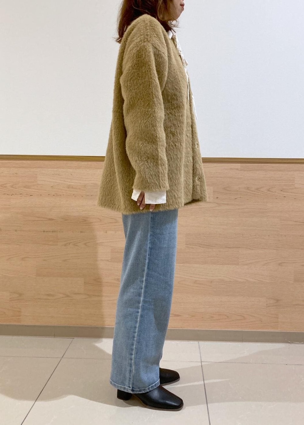 ホワイト系のシャツ/ブラウス、イエロー系のその他アウター、ブラック系のブーツを着用したレディースの秋コーディネートの3枚目の写真