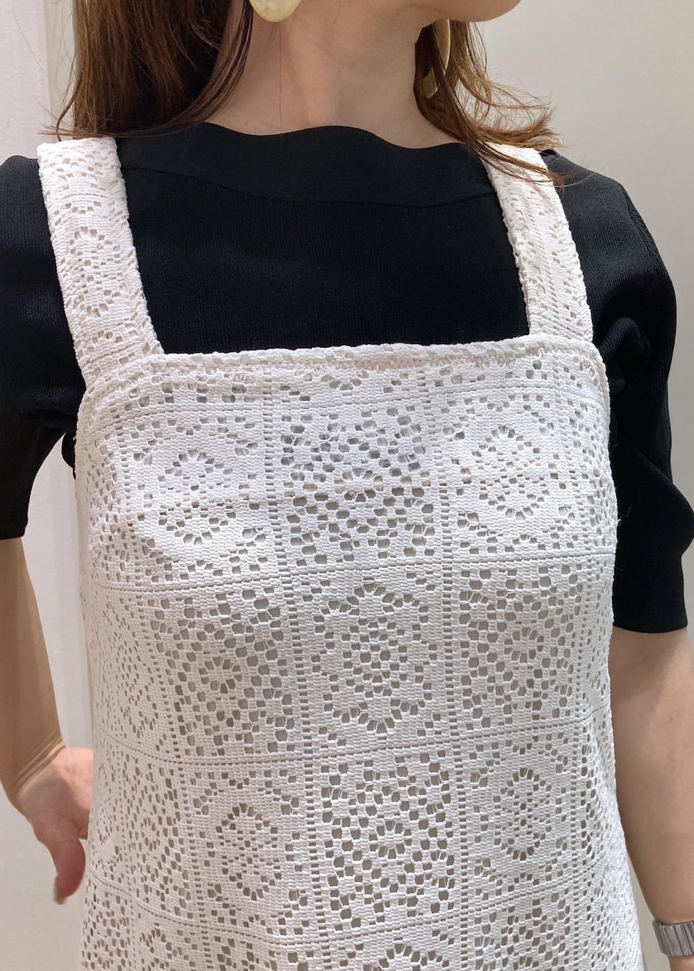 ブラック系のニット/セーター、ブラック系のトートバッグ、ブラック系のサンダルを着用したレディースの夏コーディネートの4枚目の写真