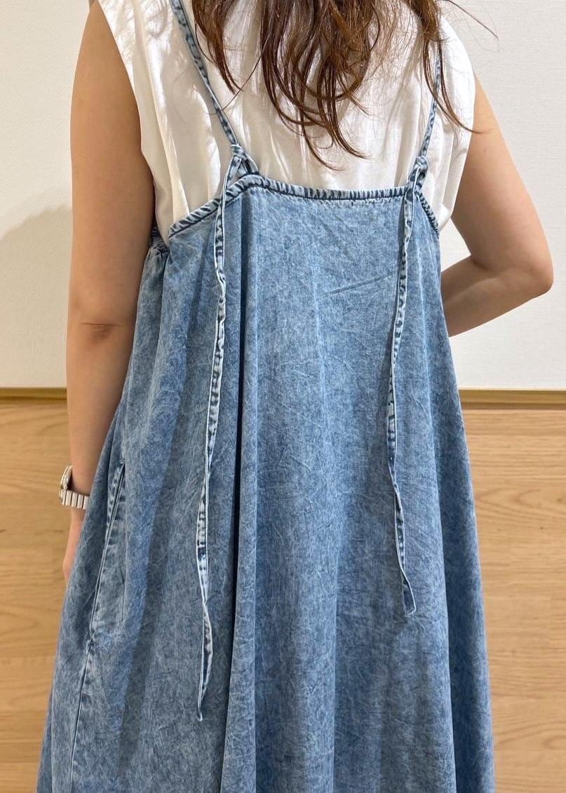 ブラック系のサンダル、シルバー系のショルダーバッグ、ホワイト系のTシャツ/カットソーを着用したレディースの夏コーディネートの7枚目の写真