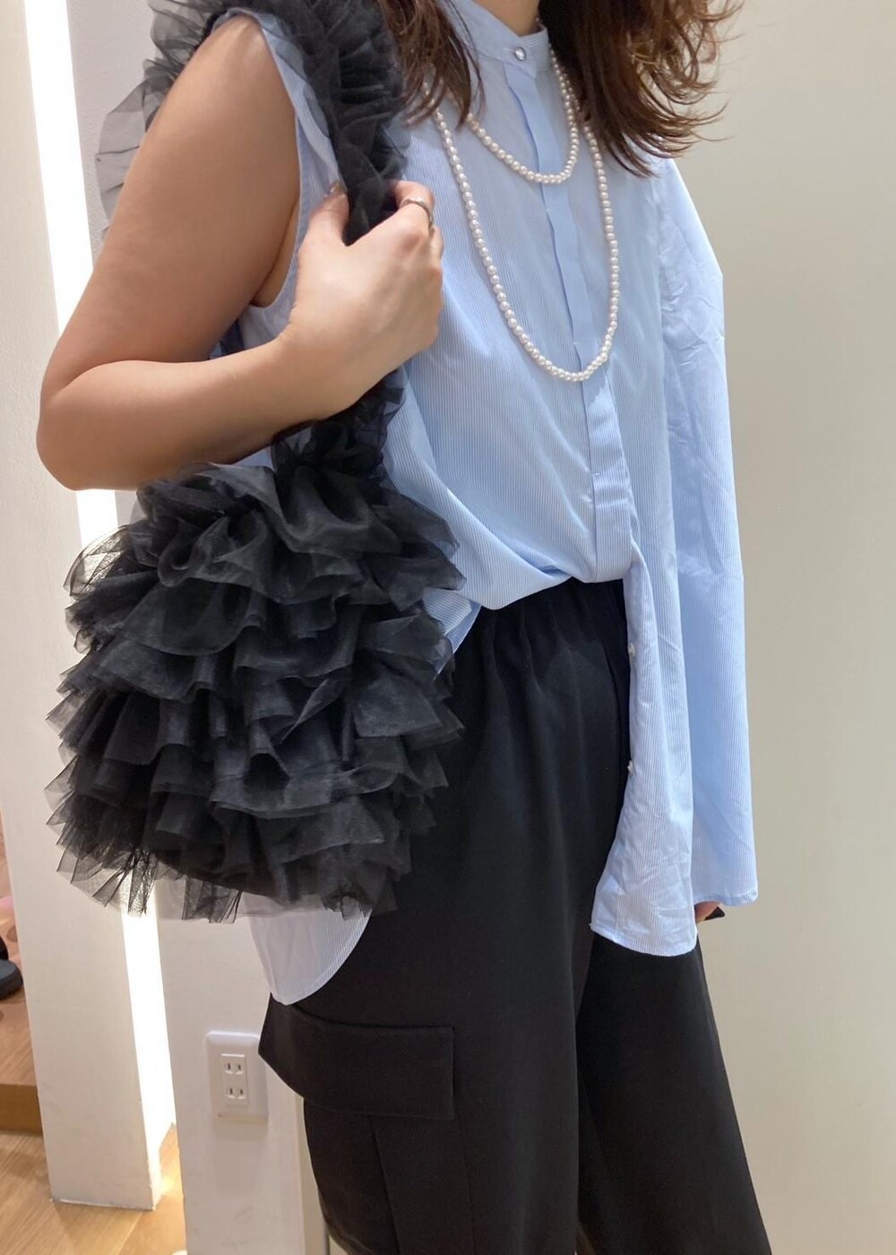 ブラック系のサンダル、ブラック系のカーゴパンツ、ブルー系のシャツ/ブラウスを着用したレディースの夏コーディネートの8枚目の写真