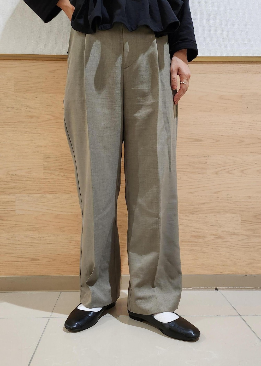 ブラウン系のその他パンツ、レッド系のショルダーバッグ、ブラック系のベストを着用したレディースの秋コーディネートの4枚目の写真