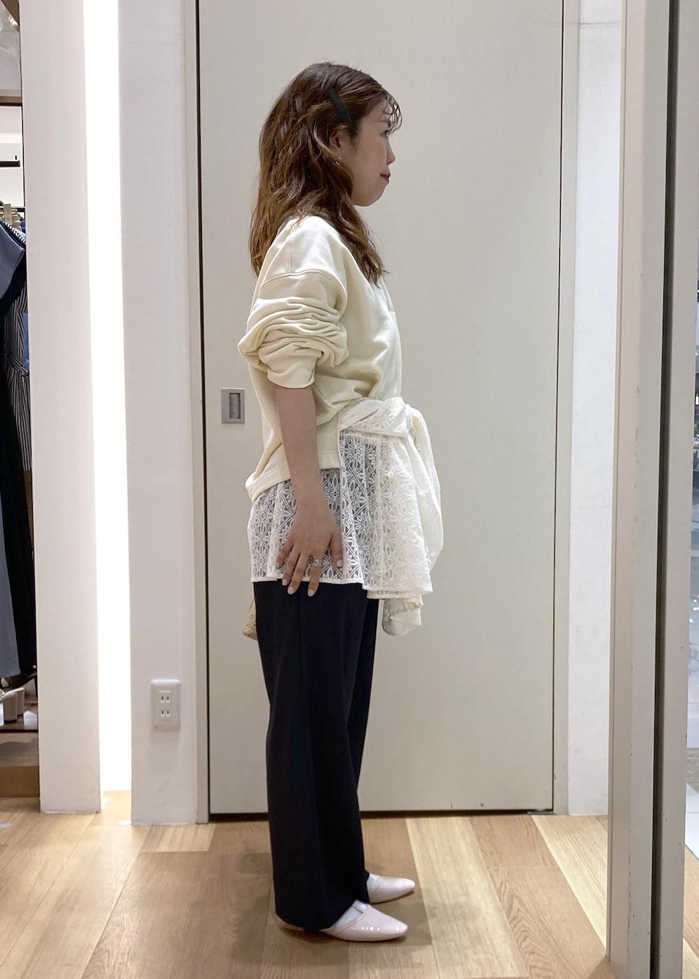 ピンク系のパンプス、ベージュ系のショルダーバッグ、ベージュ系のスウェットを着用したレディースの春コーディネートの2枚目の写真