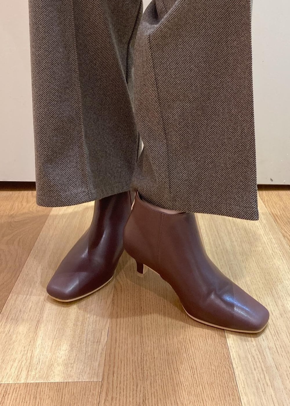 レッド系のニット/セーター、レッド系のブーツ、グレー系のトートバッグを着用したレディースの秋コーディネートの8枚目の写真